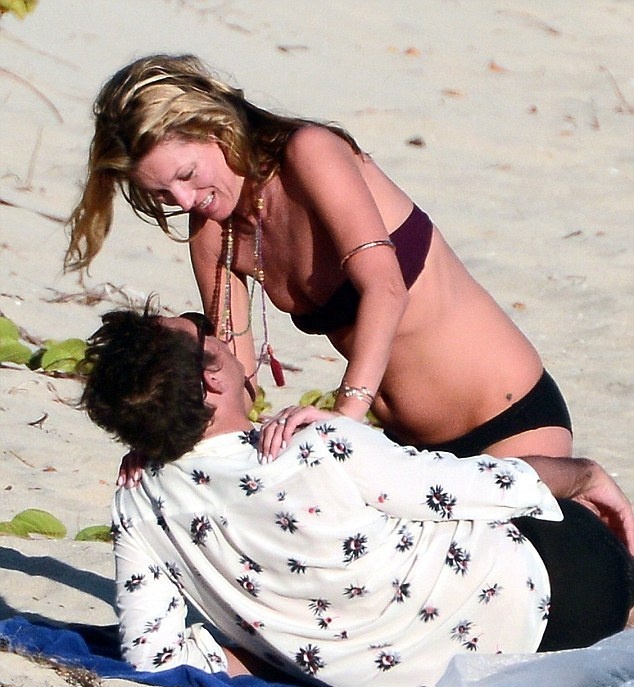 Διάσημο μοντέλο... έβγαζε τα μάτια της στην παραλία! (pics)