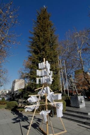 Απίστευτο! Στήνουν το ΧΑΡΑΤΣΟΔΕΝΤΡΟ στα Τρίκαλα (pic)
