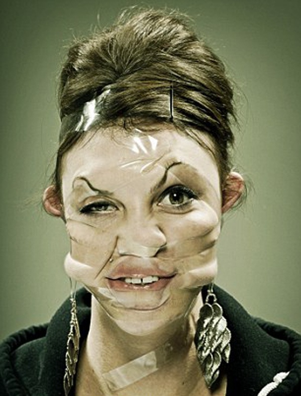 Μαντέψτε τι παραμόρφωσε τα πρόσωπά τους! (pics)