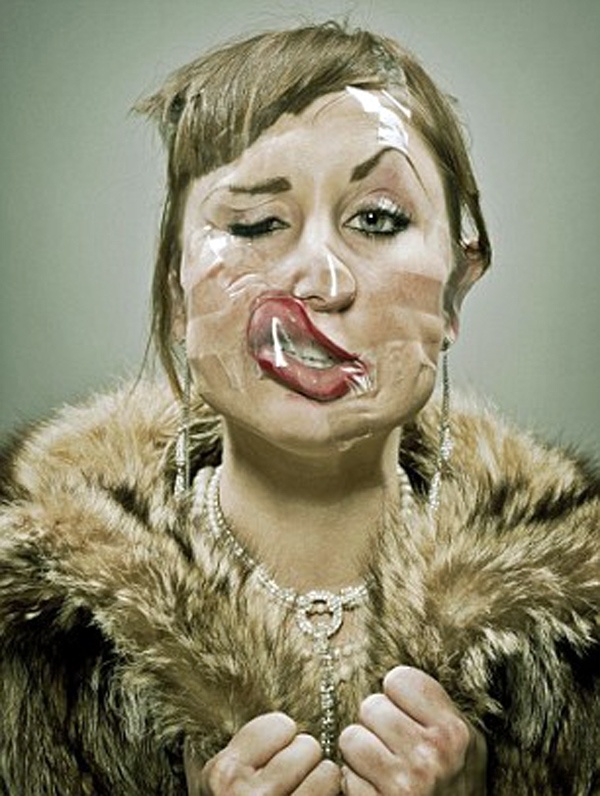 Μαντέψτε τι παραμόρφωσε τα πρόσωπά τους! (pics)