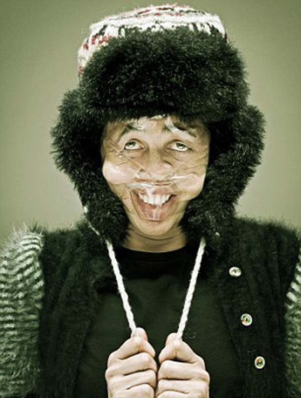 Μαντέψτε τι παραμόρφωσε τα πρόσωπά τους! (pics)