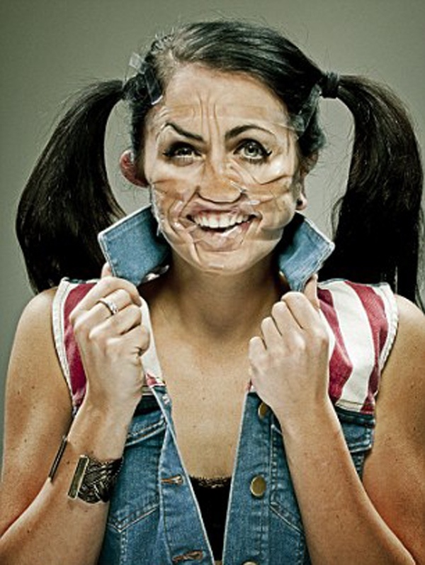 Μαντέψτε τι παραμόρφωσε τα πρόσωπά τους! (pics)