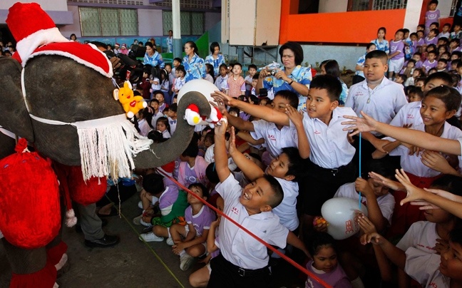 Βίντεο: Άγιος... ελέφαντας έρχεται!
