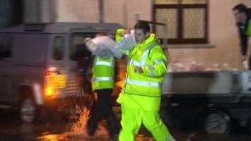 Με βάρκες απομάκρυναν κατοίκους πλημμυρισμένων σπιτιών!(pics)