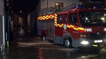 Με βάρκες απομάκρυναν κατοίκους πλημμυρισμένων σπιτιών!(pics)