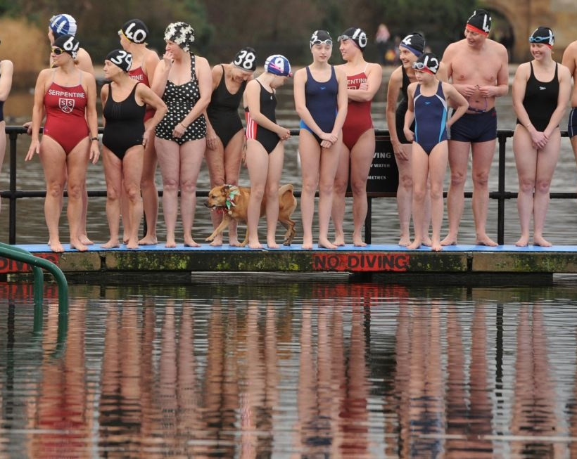 Γιορτάζουν τα Χριστούγεννα κολυμπώντας στα παγωμένα νερά (pics) 