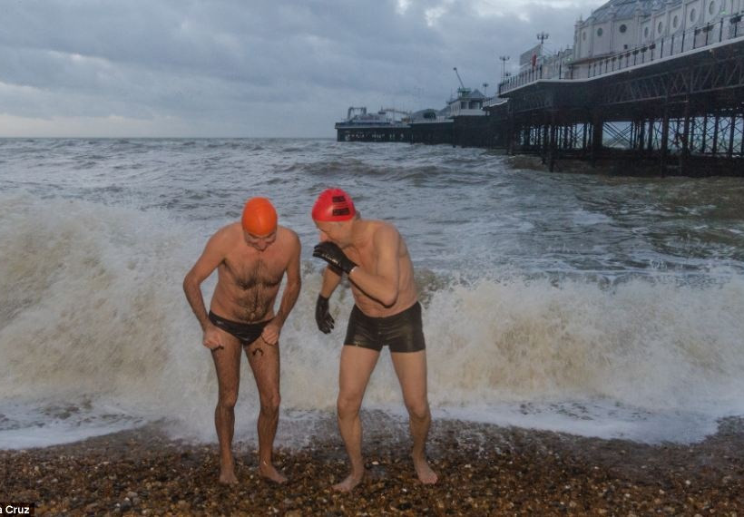 Γιορτάζουν τα Χριστούγεννα κολυμπώντας στα παγωμένα νερά (pics) 