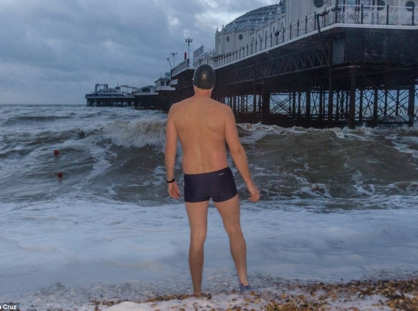 Γιορτάζουν τα Χριστούγεννα κολυμπώντας στα παγωμένα νερά (pics) 