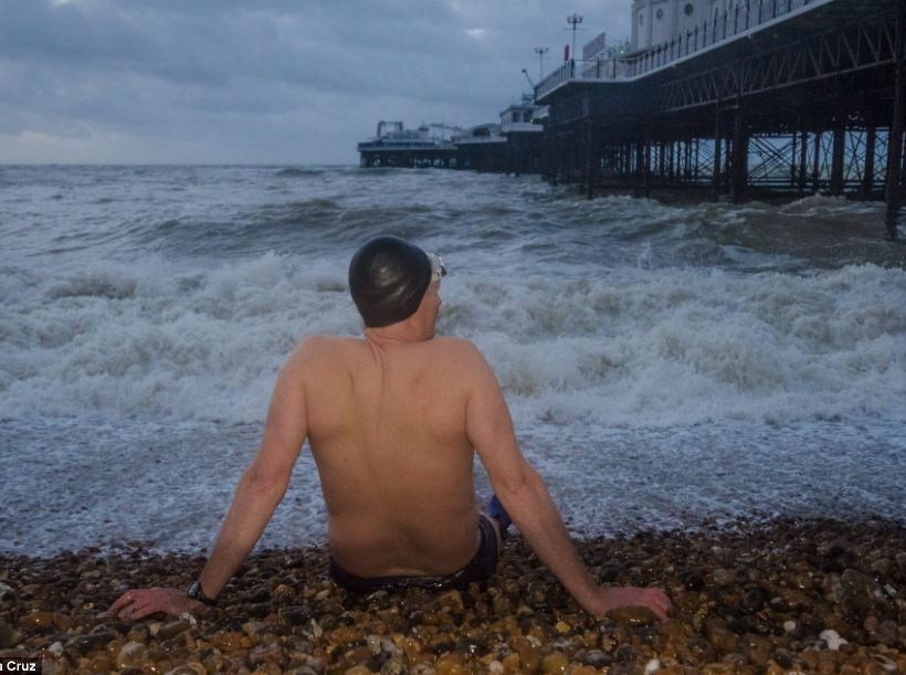 Γιορτάζουν τα Χριστούγεννα κολυμπώντας στα παγωμένα νερά (pics) 