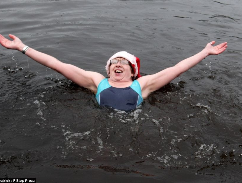 Γιορτάζουν τα Χριστούγεννα κολυμπώντας στα παγωμένα νερά (pics) 