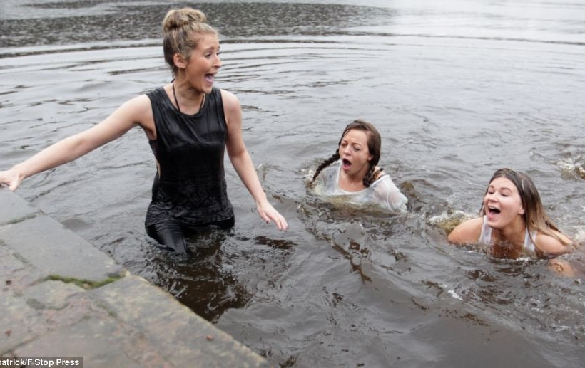 Γιορτάζουν τα Χριστούγεννα κολυμπώντας στα παγωμένα νερά (pics) 
