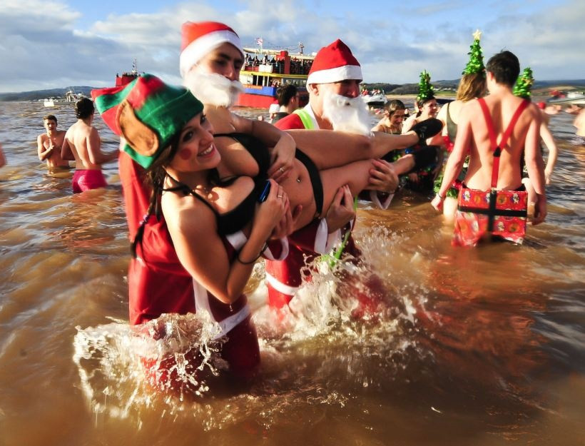 Γιορτάζουν τα Χριστούγεννα κολυμπώντας στα παγωμένα νερά (pics) 