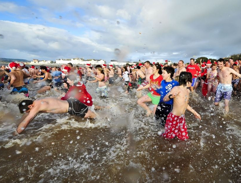 Γιορτάζουν τα Χριστούγεννα κολυμπώντας στα παγωμένα νερά (pics) 