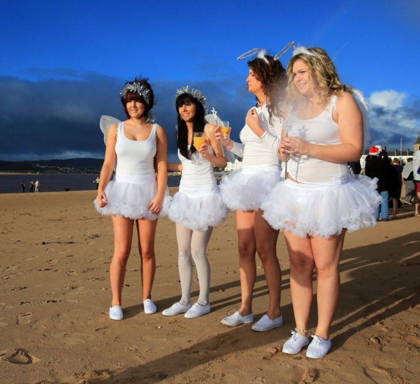 Γιορτάζουν τα Χριστούγεννα κολυμπώντας στα παγωμένα νερά (pics) 