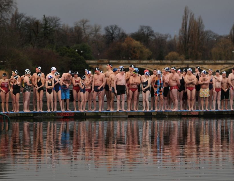 Γιορτάζουν τα Χριστούγεννα κολυμπώντας στα παγωμένα νερά (pics) 