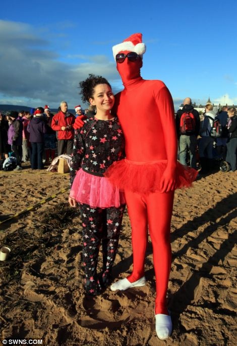 Γιορτάζουν τα Χριστούγεννα κολυμπώντας στα παγωμένα νερά (pics) 