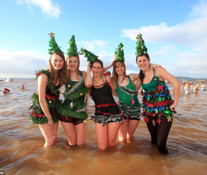 Γιορτάζουν τα Χριστούγεννα κολυμπώντας στα παγωμένα νερά (pics) 