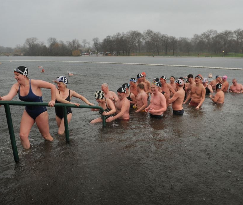 Γιορτάζουν τα Χριστούγεννα κολυμπώντας στα παγωμένα νερά (pics) 