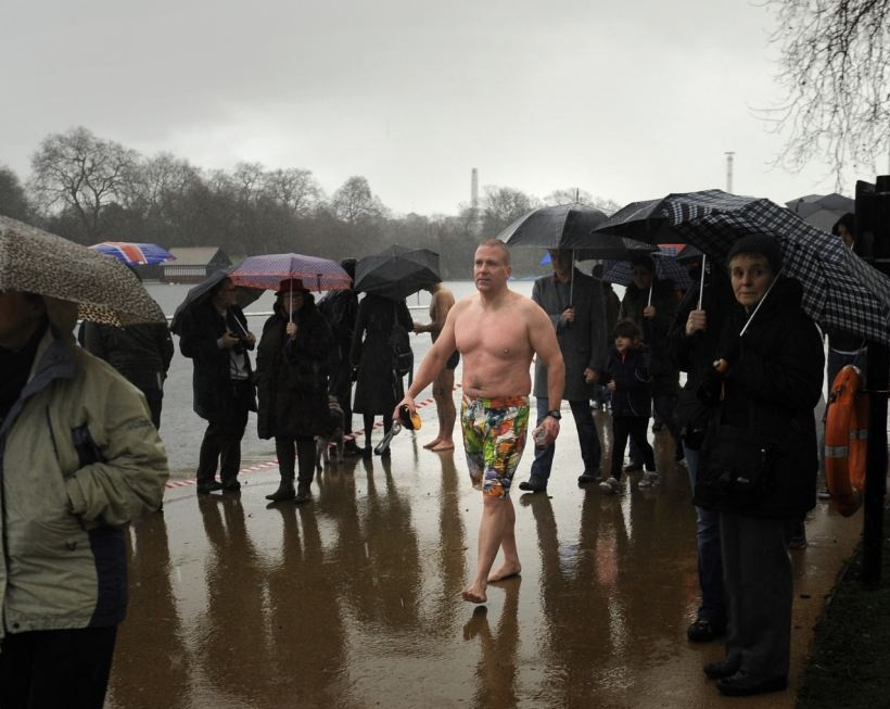 Γιορτάζουν τα Χριστούγεννα κολυμπώντας στα παγωμένα νερά (pics) 
