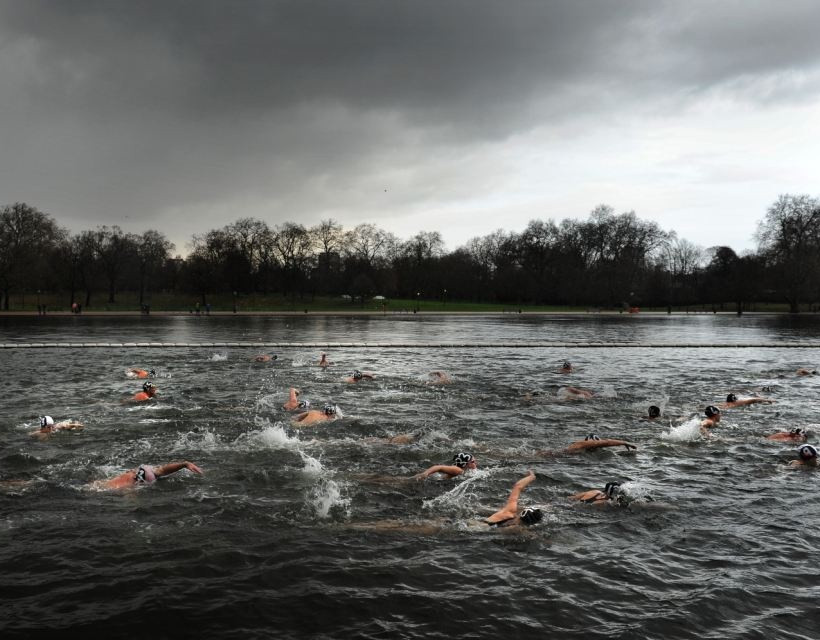 Γιορτάζουν τα Χριστούγεννα κολυμπώντας στα παγωμένα νερά (pics) 