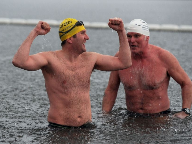 Γιορτάζουν τα Χριστούγεννα κολυμπώντας στα παγωμένα νερά (pics) 