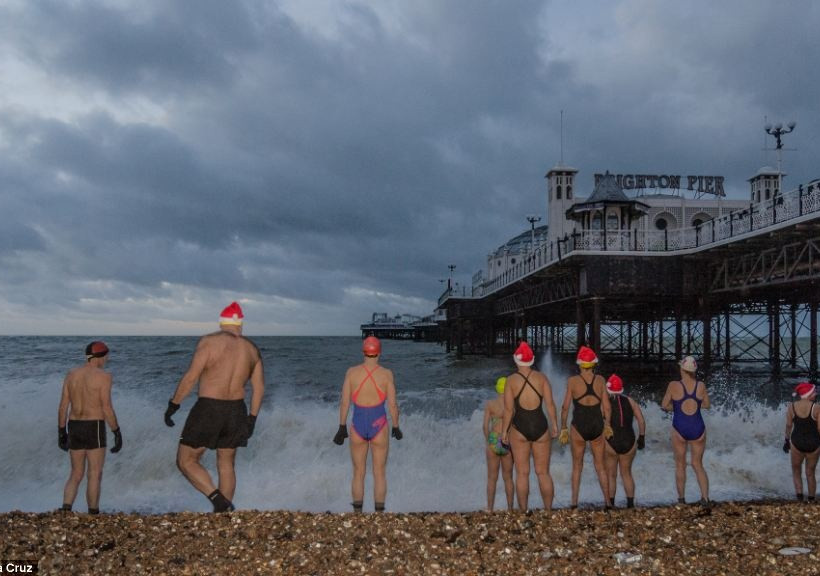 Γιορτάζουν τα Χριστούγεννα κολυμπώντας στα παγωμένα νερά (pics) 