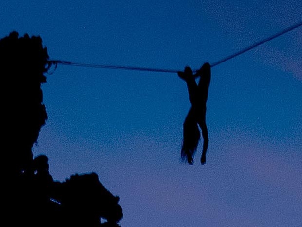 Περπάτησε... γυμνή πάνω σε ένα σκοινί σε ύψος 35 μέτρα (pics)