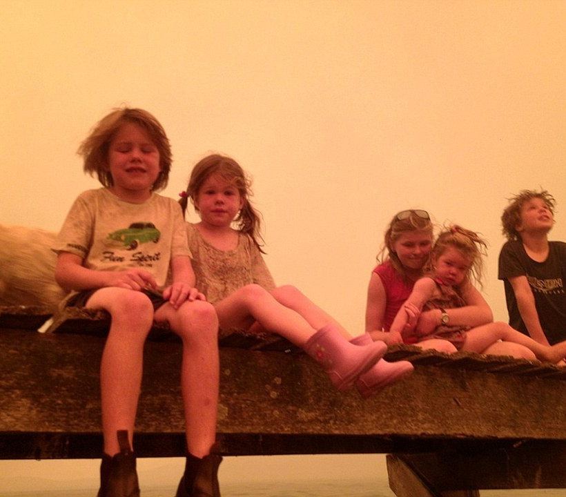 ΣΥΓΚΛΟΝΙΣΤΙΚΕΣ ΦΩΤΟ: Οικογένεια σώθηκε από θαύμα από τις φλόγες