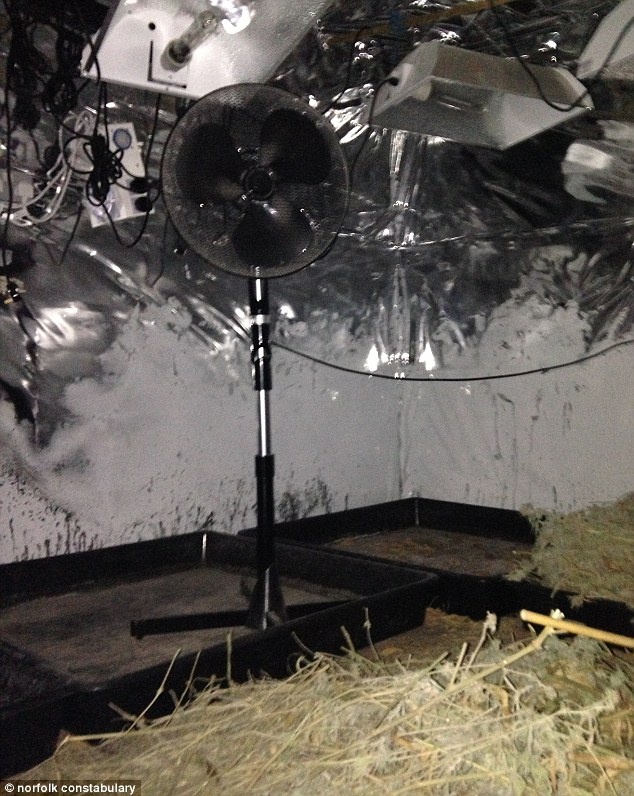 Δεν θα πιστεύετε τι βρήκαν πίσω από αυτό το ντουλάπι! (pics)