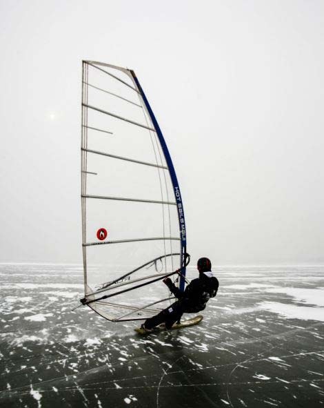 Windsurfing πάνω σε παγωμένη λίμνη! (pics) 
