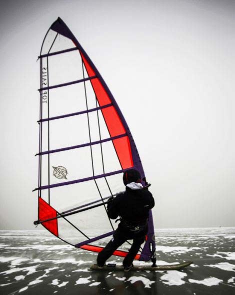 Windsurfing πάνω σε παγωμένη λίμνη! (pics) 