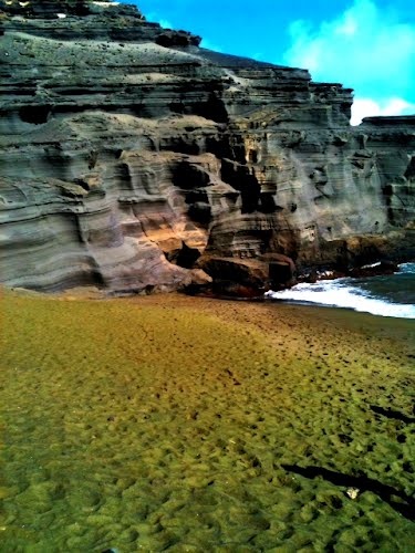 Εντυπωσιακό: Παράξενη παραλία με… πράσινη άμμο!