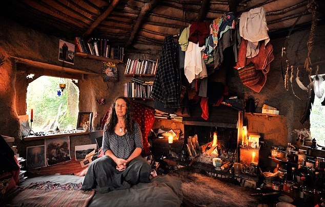 Ζει σε σπίτι που έφτιαξε από.... περιττώματα αλόγων (pics)