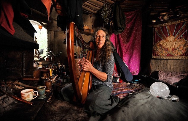 Ζει σε σπίτι που έφτιαξε από.... περιττώματα αλόγων (pics)