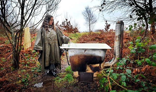 Ζει σε σπίτι που έφτιαξε από.... περιττώματα αλόγων (pics)