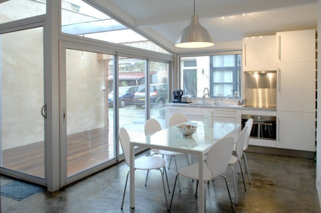 Απίθανες φωτογραφίες: Μετέτρεψε το γκαράζ σε σπίτι λόγω κρίσης