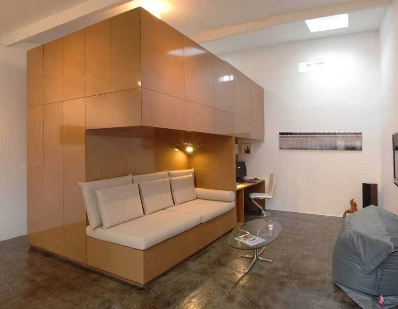 Απίθανες φωτογραφίες: Μετέτρεψε το γκαράζ σε σπίτι λόγω κρίσης