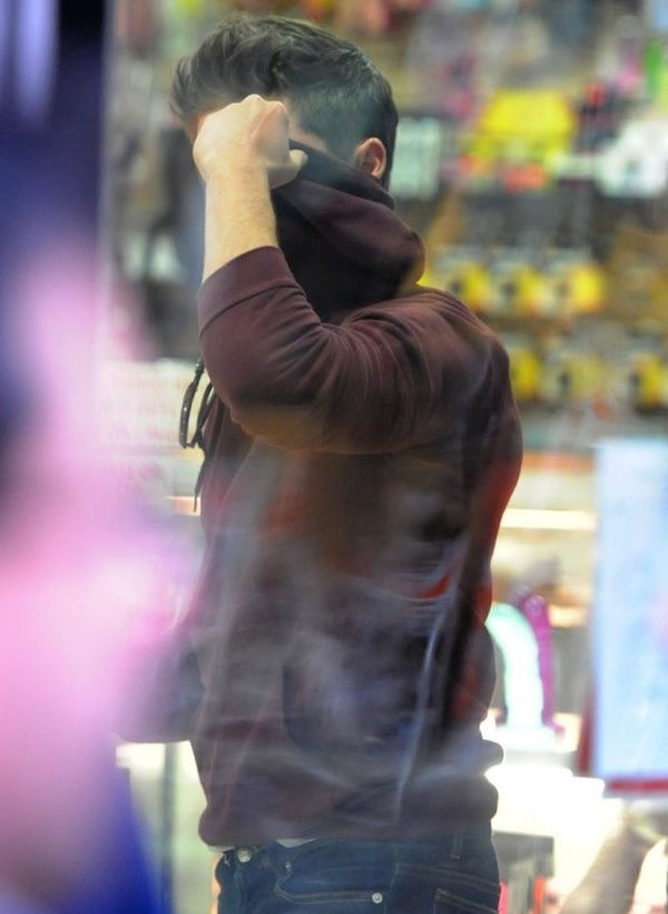 Διάσημος ηθοποιός επισκέφτηκε... sex shop! (pics)