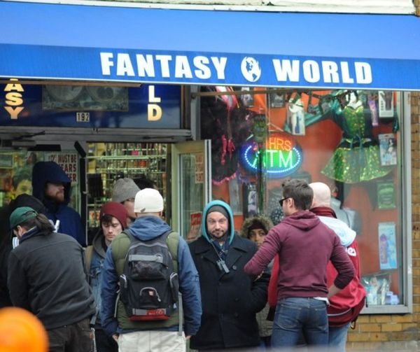 Διάσημος ηθοποιός επισκέφτηκε... sex shop! (pics)