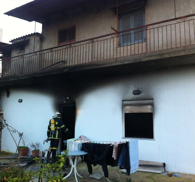 Έβλεπαν το σπίτι τους να καίγεται (pics - vid)