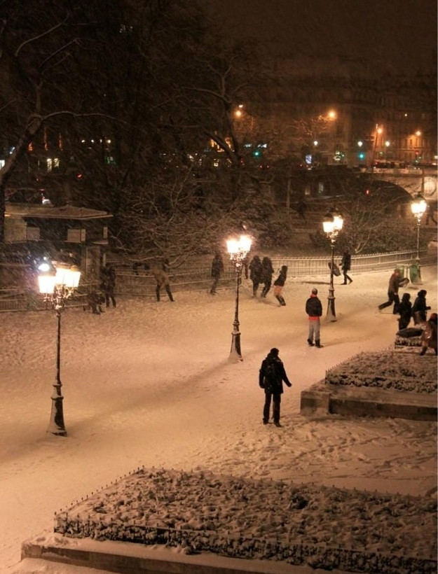 Εκπληκτικές φωτογραφίες του χιονισμένου Παρισιού