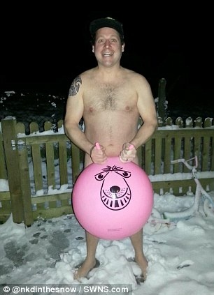 H νέα μόδα στο Facebook: Φωτογραφίζονται... γυμνοί στο χιόνι! 