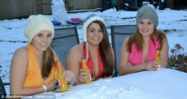 H νέα μόδα στο Facebook: Φωτογραφίζονται... γυμνοί στο χιόνι! 