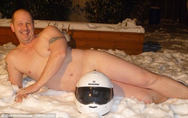 H νέα μόδα στο Facebook: Φωτογραφίζονται... γυμνοί στο χιόνι! 