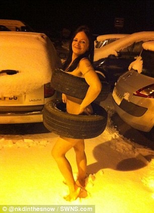 H νέα μόδα στο Facebook: Φωτογραφίζονται... γυμνοί στο χιόνι! 