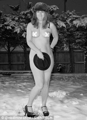 H νέα μόδα στο Facebook: Φωτογραφίζονται... γυμνοί στο χιόνι! 