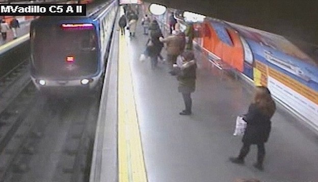 Βίντεο-σοκ: Γυναίκα έπεσε στο μετρό της Μαδρίτης 