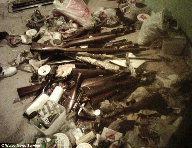 Απίστευτο: Δείτε τι ανακάλυψε όταν γκρέμισε έναν τοίχο (pics)