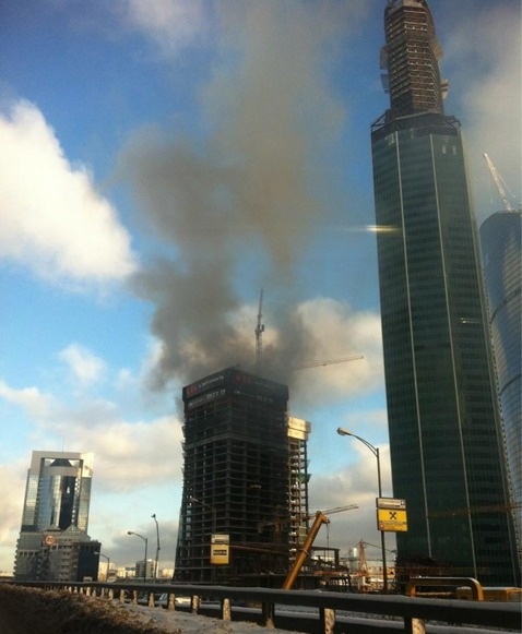 Στις φλόγες ουρανοξύστης στη Μόσχα