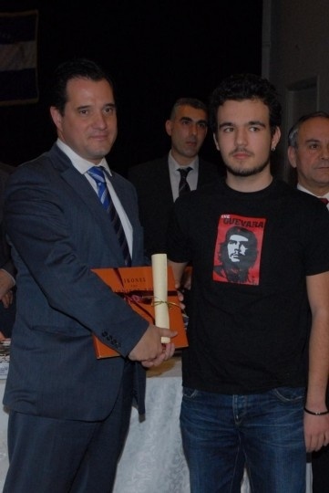 Τι γυρεύει ο Άδωνις δίπλα στον… «Τσε Γκεβάρα»; (photo)